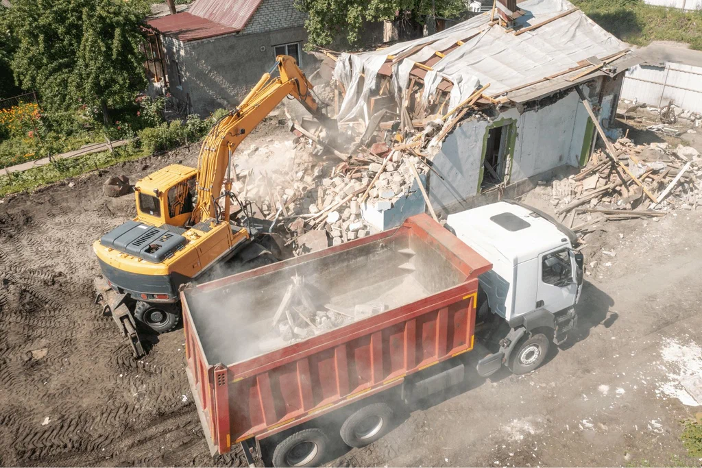 Вывоз мусора после сноса зданий с выездом в Балтийске в октябре