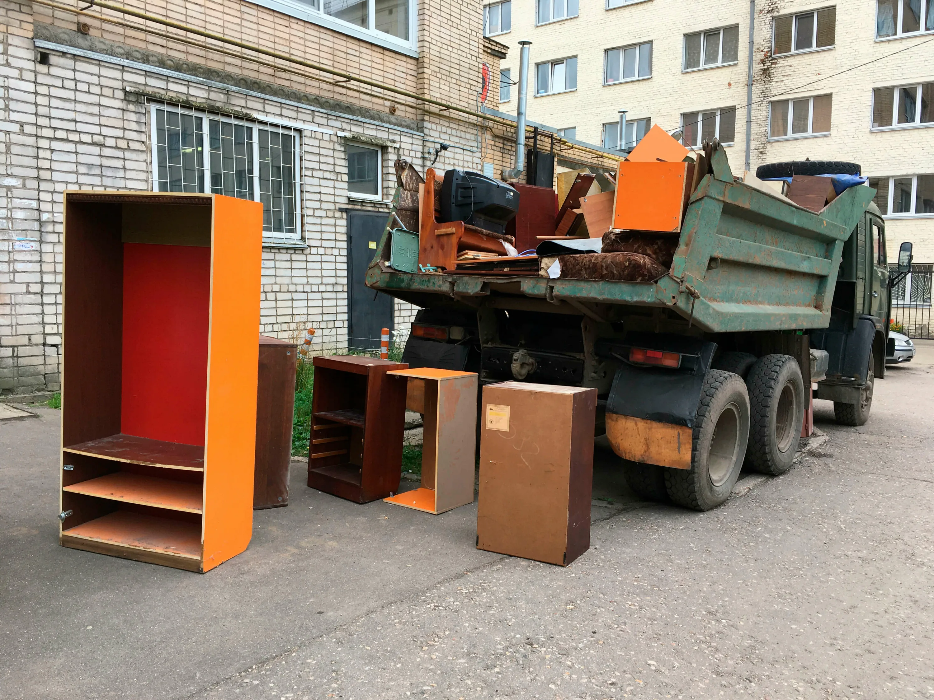 Утилизация старой мебели с вывозом и разбором в Балтийске в октябре