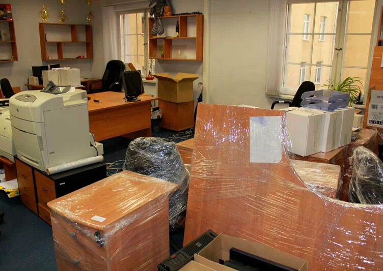 Вывоз старой офисной мебели в Балтийске в октябре