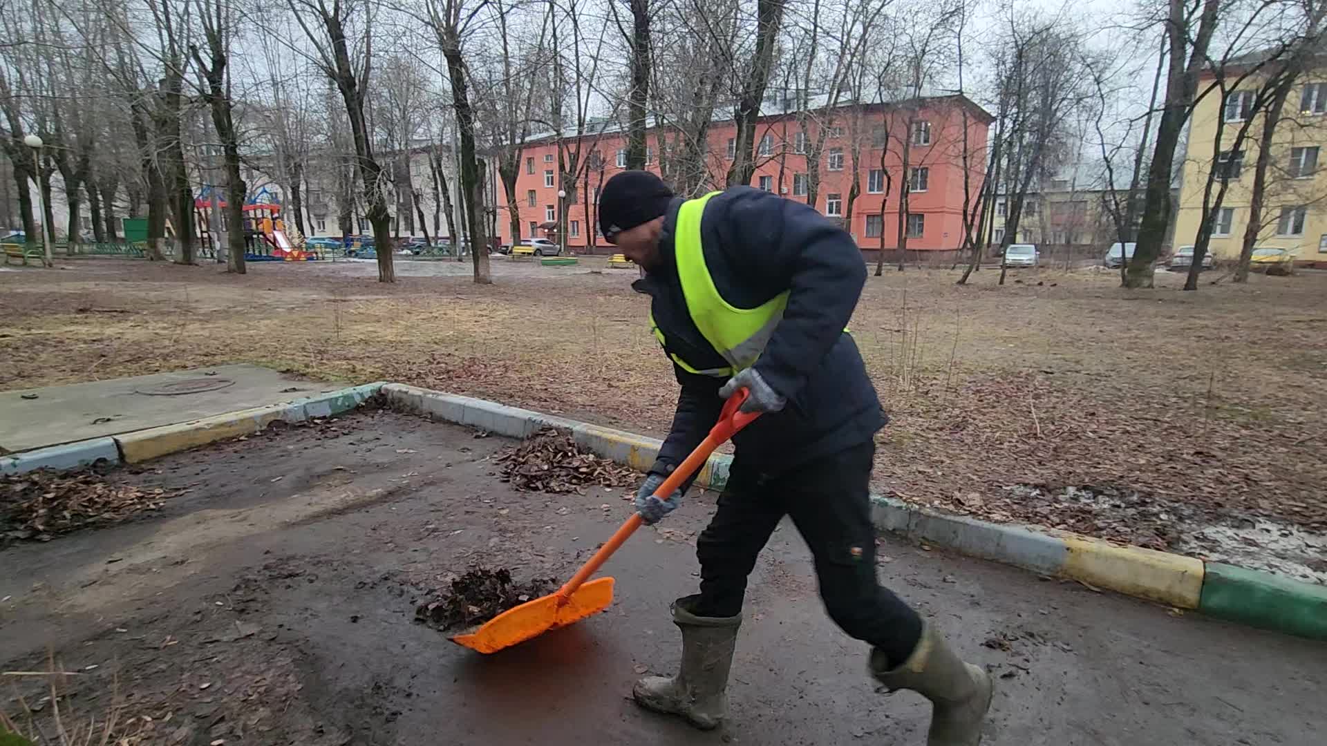 Уборка территорий в Балтийске в октябре