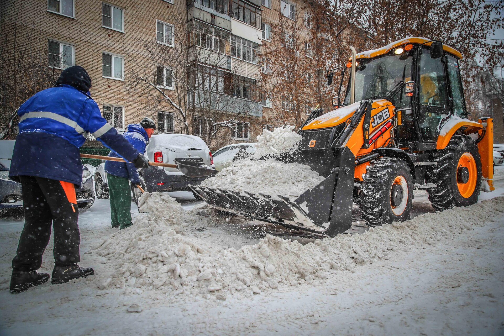 Очистка дворов от снега и наледи в Балтийске — уборка снега, трактор и ручная, цены от 510 руб. | ПроМусор