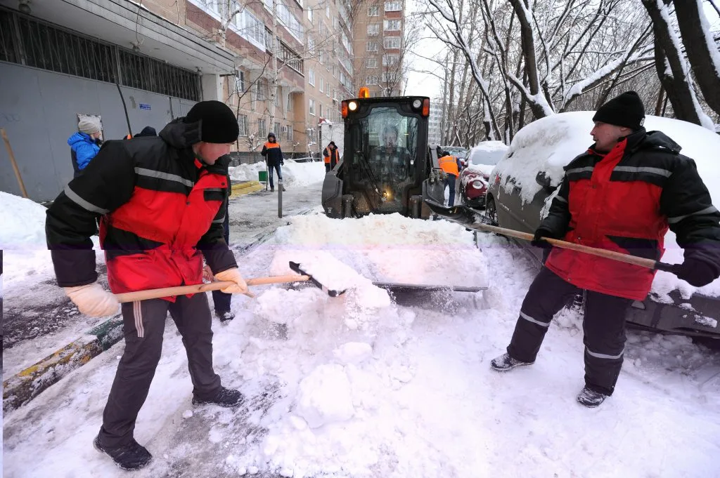 Очистка дворов от снега с гарантией результата в Балтийске в октябре
