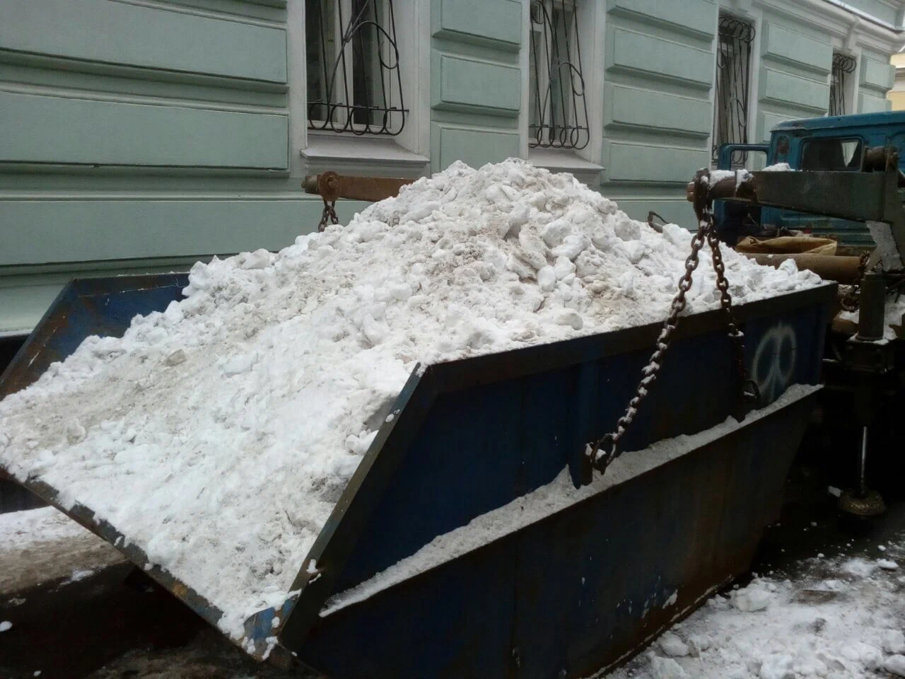 Вывоз снега контейнерами в Балтийске в октябре